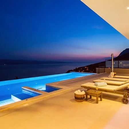Sleeps 8 Pool Air Con Wifi *