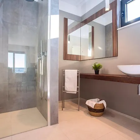 Sleeps 8 Pool Air Con Wifi