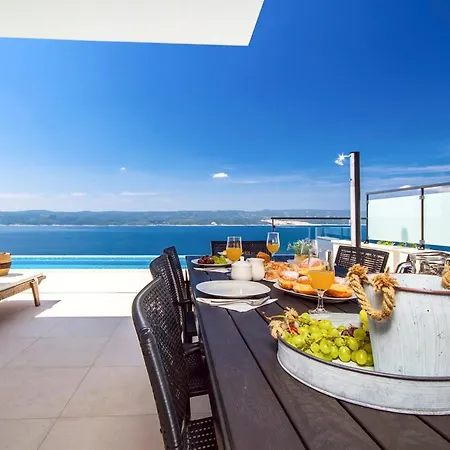 Sleeps 8 Pool Air Con Wifi