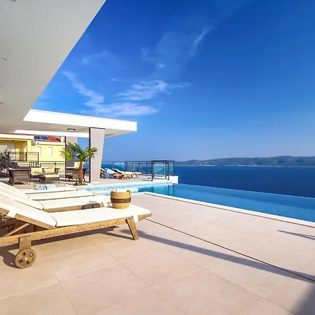 Villa Sleeps 8 Pool Air Con Wifi Hrvatini