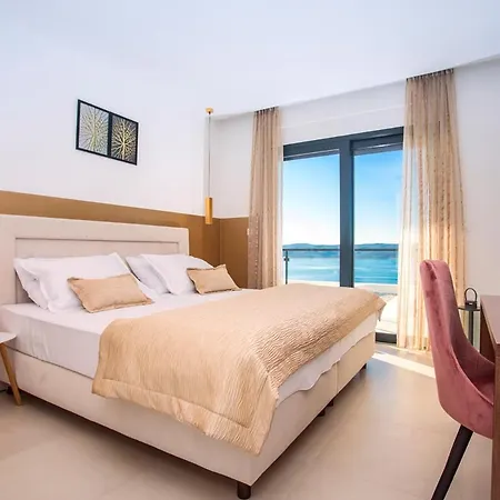 Villa Sleeps 8 Pool Air Con Wifi *