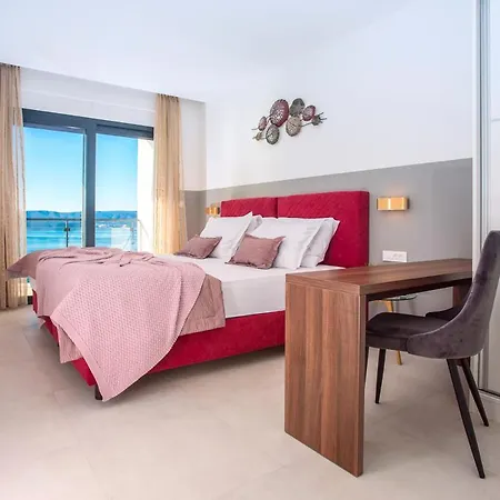 Villa Sleeps 8 Pool Air Con Wifi *