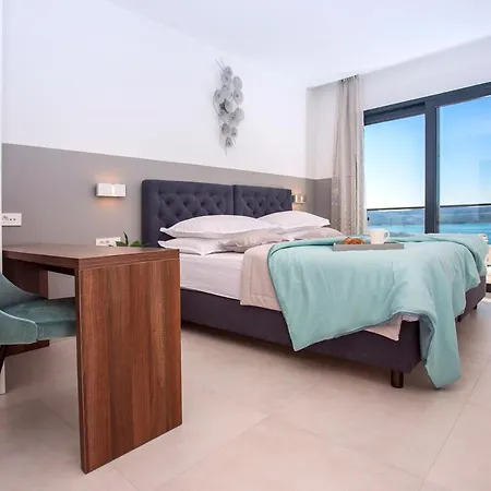 Villa Sleeps 8 Pool Air Con Wifi *